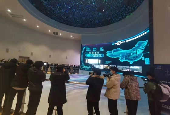 شاشة LED منحنية عالية الدقة سطوع الشاشة استمرارية اللون لا وجود للفضائح